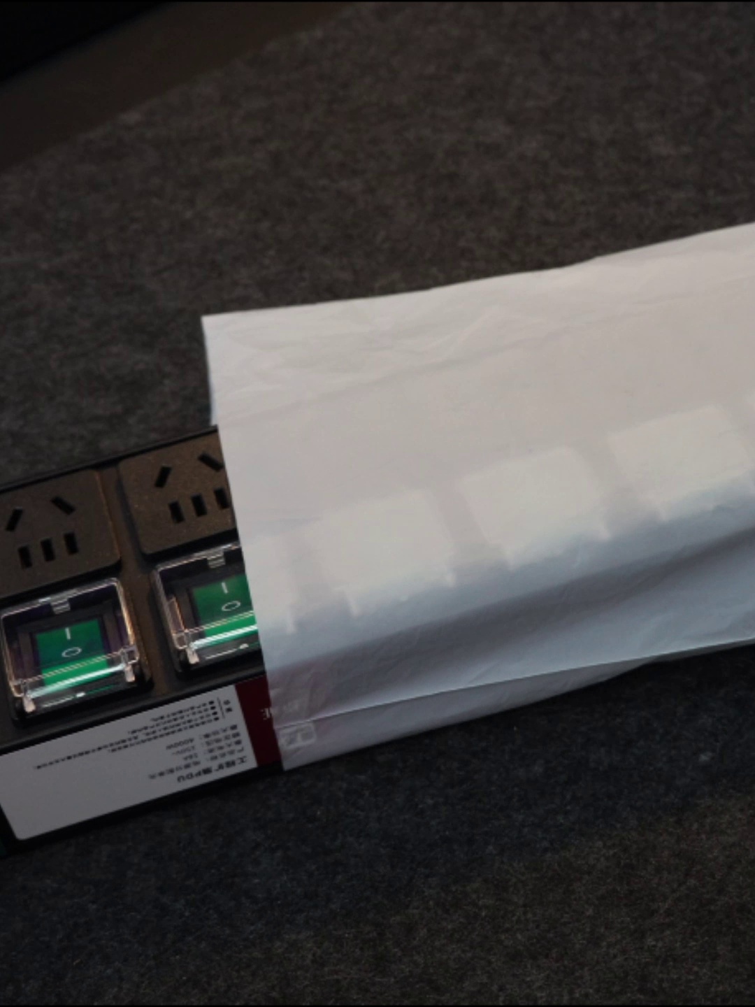 電競桌面插座還能這么卷？德木品牌如何憑實(shí)力在辦公設(shè)備賽道“贏麻了”